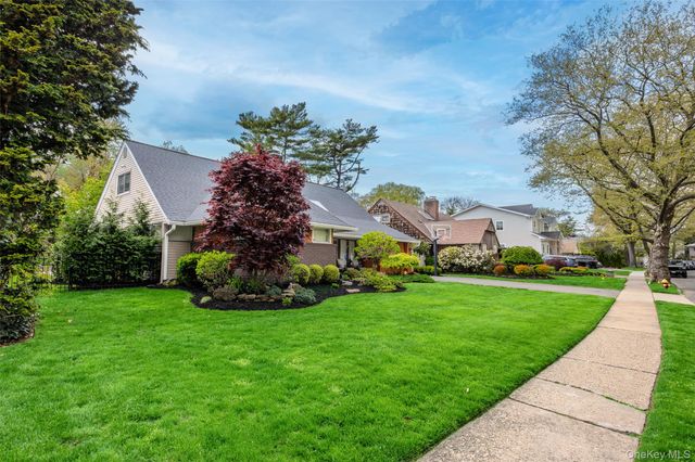 10 Oak Brook Lane, Merrick, NY 11566