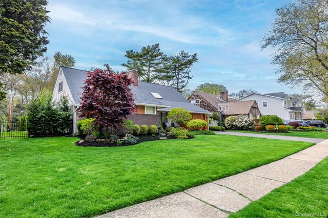 10 Oak Brook Lane, Merrick, NY 11566