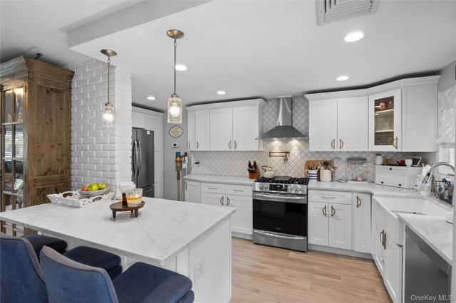 10 Oak Brook Lane, Merrick, NY 11566