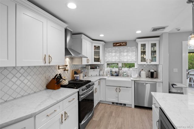 10 Oak Brook Lane, Merrick, NY 11566