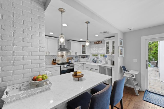 10 Oak Brook Lane, Merrick, NY 11566