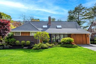 10 Oak Brook Lane, Merrick, NY 11566