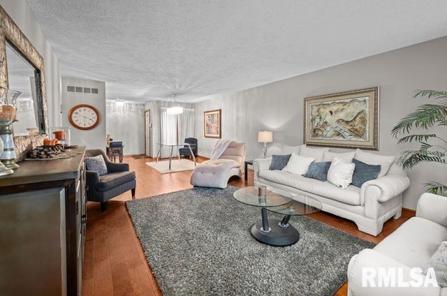 1120 TERRACE PARK Drive, Bettendorf, IA 52722