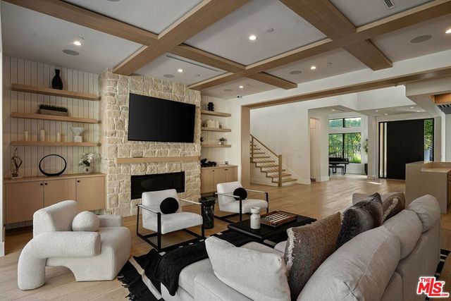 5124 Calvin Avenue, Los Angeles, CA 91356