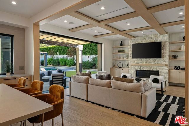 5124 Calvin Avenue, Los Angeles, CA 91356