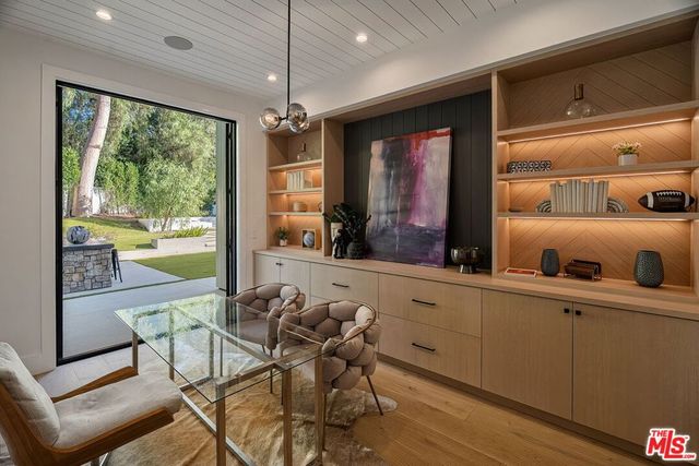 5124 Calvin Avenue, Los Angeles, CA 91356