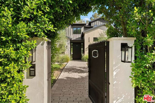 5124 Calvin Avenue, Los Angeles, CA 91356