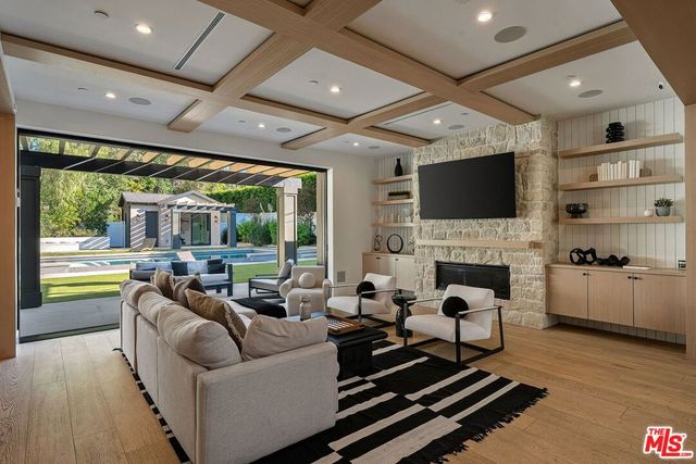 5124 Calvin Avenue, Los Angeles, CA 91356