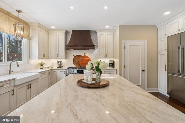 11186 LONGWOOD GROVE DR, Reston, VA 20194