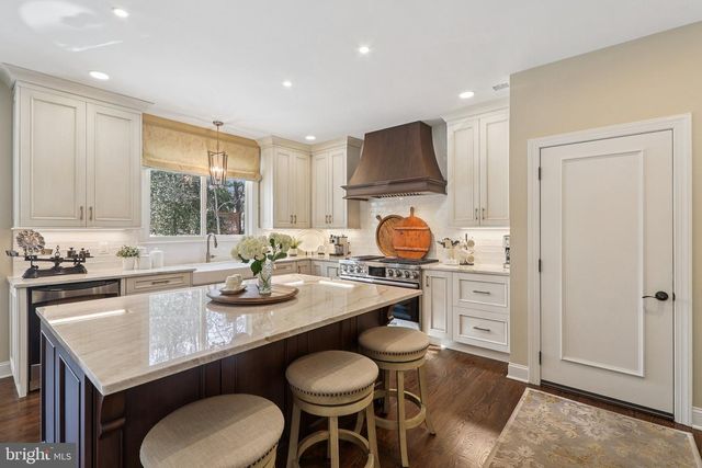 11186 LONGWOOD GROVE DR, Reston, VA 20194