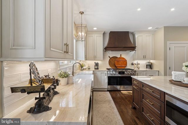 11186 LONGWOOD GROVE DR, Reston, VA 20194