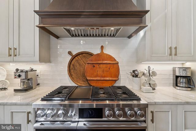 11186 LONGWOOD GROVE DR, Reston, VA 20194