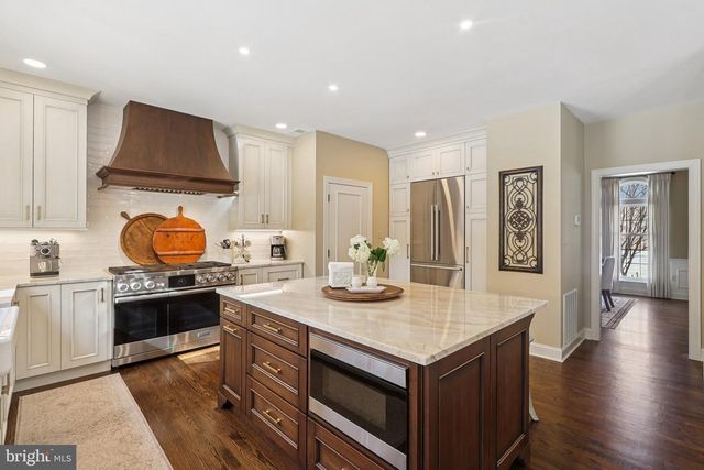 11186 LONGWOOD GROVE DR, Reston, VA 20194