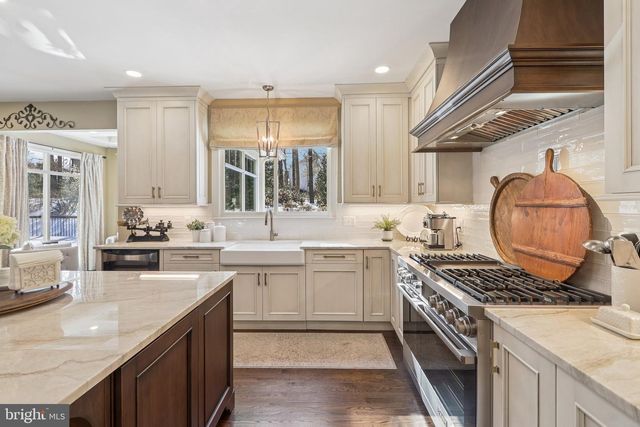 11186 LONGWOOD GROVE DR, Reston, VA 20194