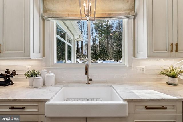 11186 LONGWOOD GROVE DR, Reston, VA 20194