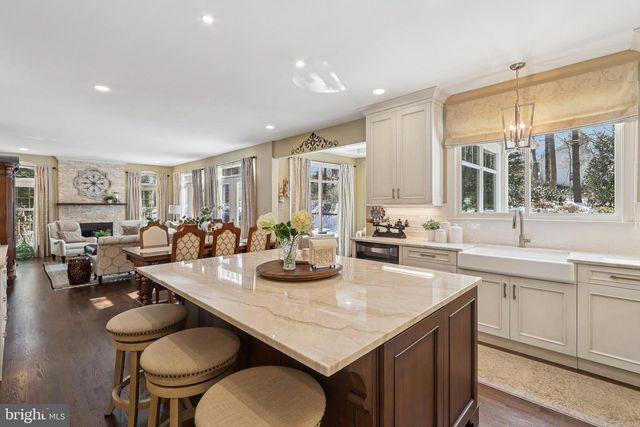 11186 LONGWOOD GROVE DR, Reston, VA 20194