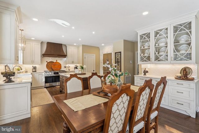 11186 LONGWOOD GROVE DR, Reston, VA 20194