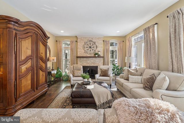 11186 LONGWOOD GROVE DR, Reston, VA 20194