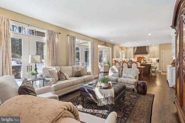 11186 LONGWOOD GROVE DR, Reston, VA 20194