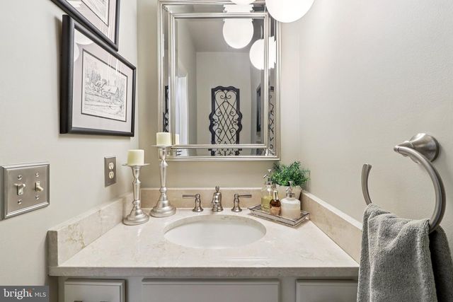 11186 LONGWOOD GROVE DR, Reston, VA 20194