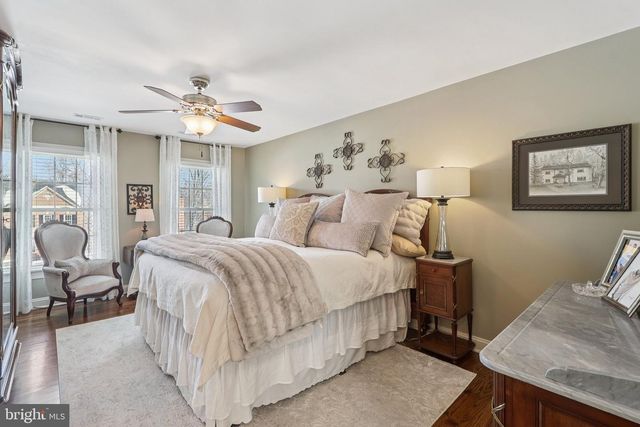 11186 LONGWOOD GROVE DR, Reston, VA 20194