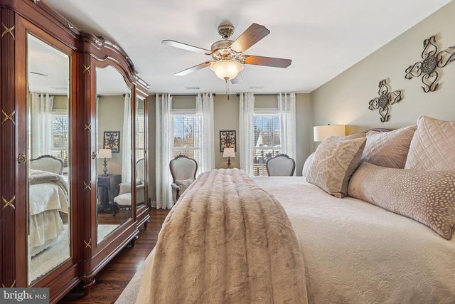 11186 LONGWOOD GROVE DR, Reston, VA 20194