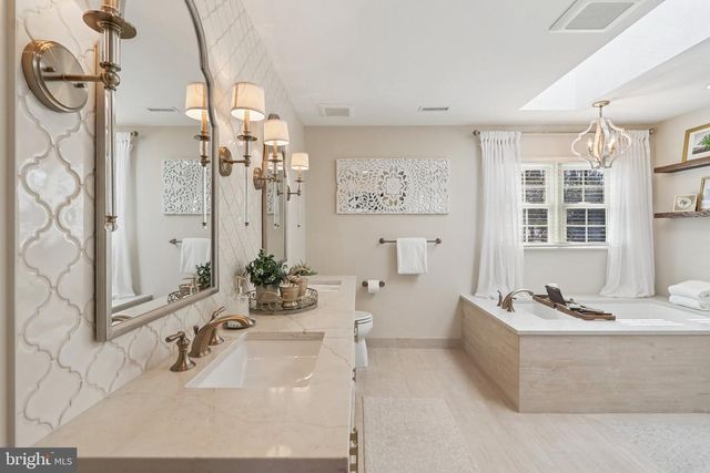 11186 LONGWOOD GROVE DR, Reston, VA 20194