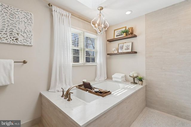 11186 LONGWOOD GROVE DR, Reston, VA 20194