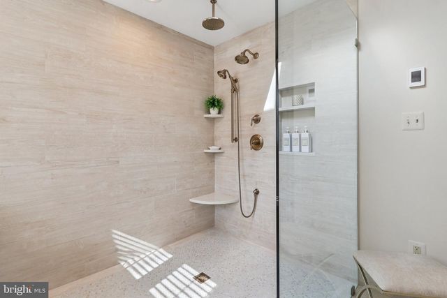 11186 LONGWOOD GROVE DR, Reston, VA 20194