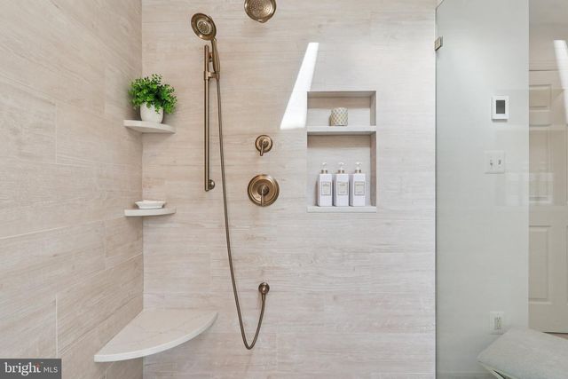 11186 LONGWOOD GROVE DR, Reston, VA 20194