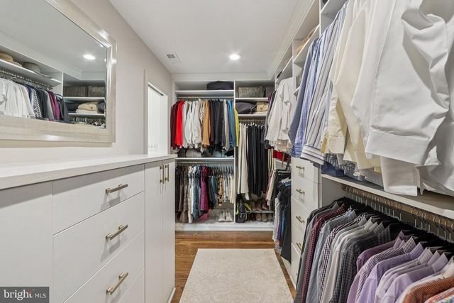 11186 LONGWOOD GROVE DR, Reston, VA 20194