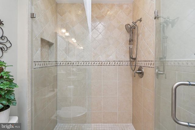 11186 LONGWOOD GROVE DR, Reston, VA 20194