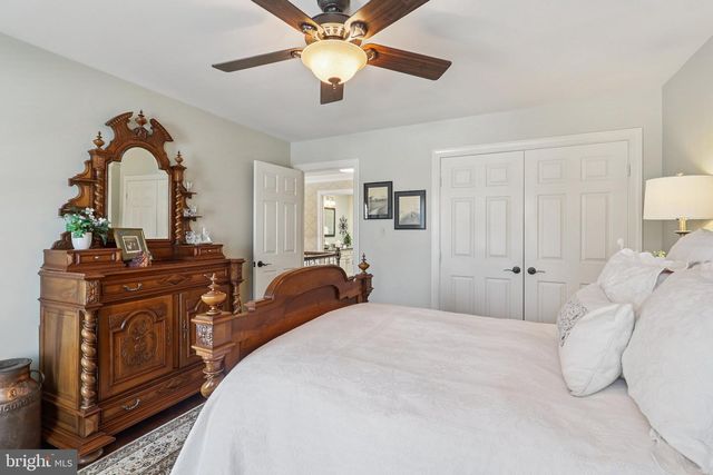 11186 LONGWOOD GROVE DR, Reston, VA 20194