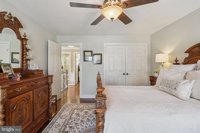 11186 LONGWOOD GROVE DR, Reston, VA 20194