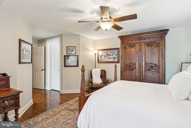 11186 LONGWOOD GROVE DR, Reston, VA 20194