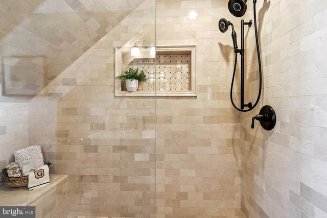 11186 LONGWOOD GROVE DR, Reston, VA 20194