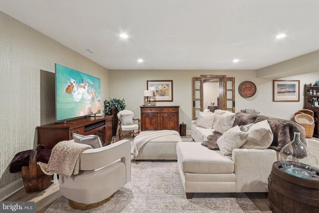 11186 LONGWOOD GROVE DR, Reston, VA 20194