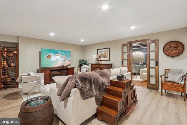 11186 LONGWOOD GROVE DR, Reston, VA 20194