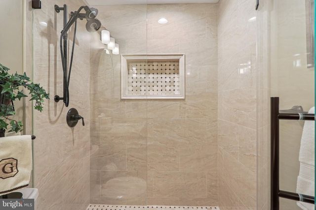 11186 LONGWOOD GROVE DR, Reston, VA 20194