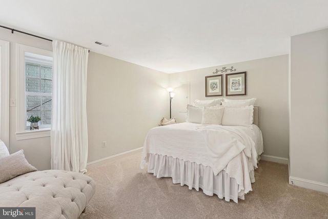 11186 LONGWOOD GROVE DR, Reston, VA 20194