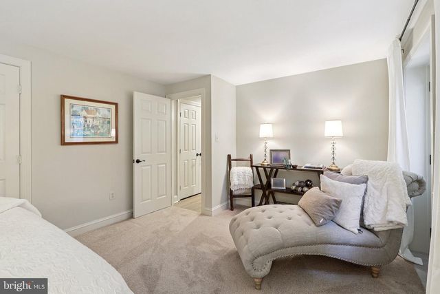 11186 LONGWOOD GROVE DR, Reston, VA 20194