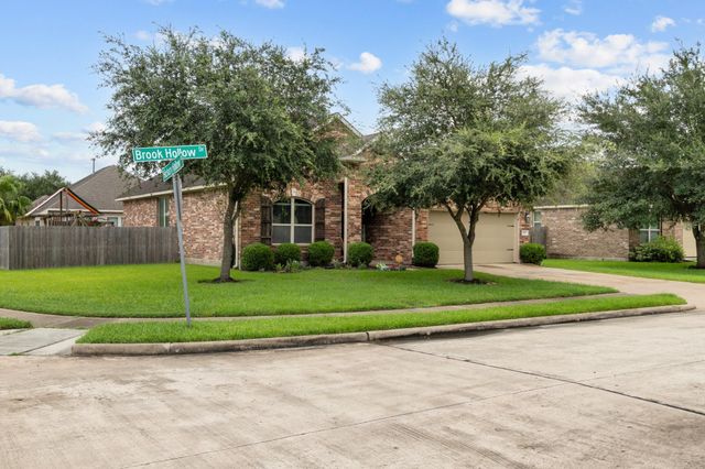 1501 Brook Hollow Drive, Pearland, TX 77581