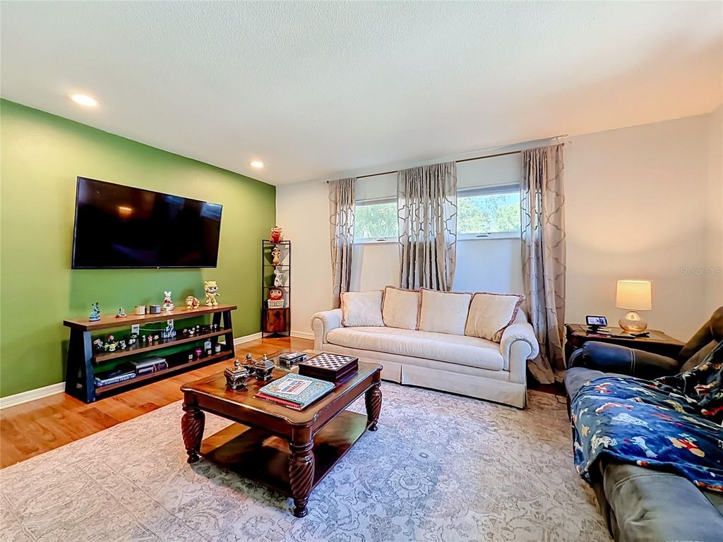 Image 15 of property listing at 8517 CEDAR COVE COURT, Orlando, FL 32819