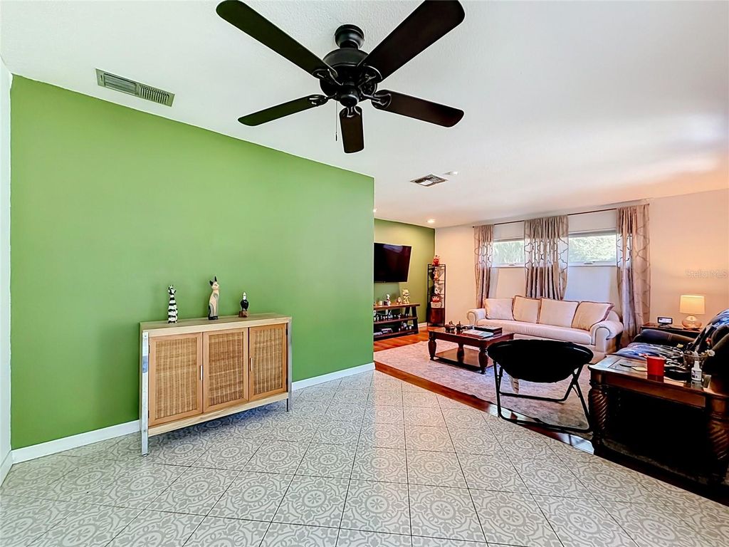 Image 19 of property listing at 8517 CEDAR COVE COURT, Orlando, FL 32819