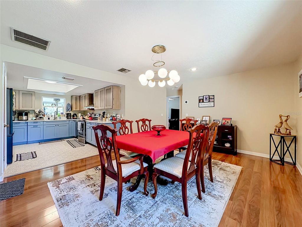 Image 21 of property listing at 8517 CEDAR COVE COURT, Orlando, FL 32819