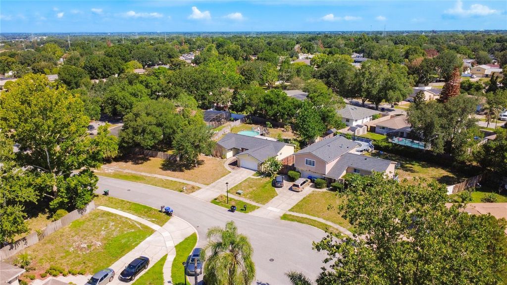 Image 6 of property listing at 8517 CEDAR COVE COURT, Orlando, FL 32819