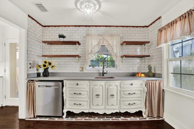 734 37TH AVENUE N, St Petersburg, FL 33704