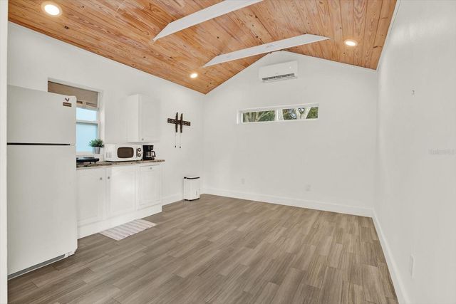 734 37TH AVENUE N, St Petersburg, FL 33704