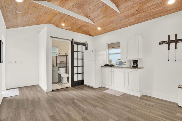 734 37TH AVENUE N, St Petersburg, FL 33704