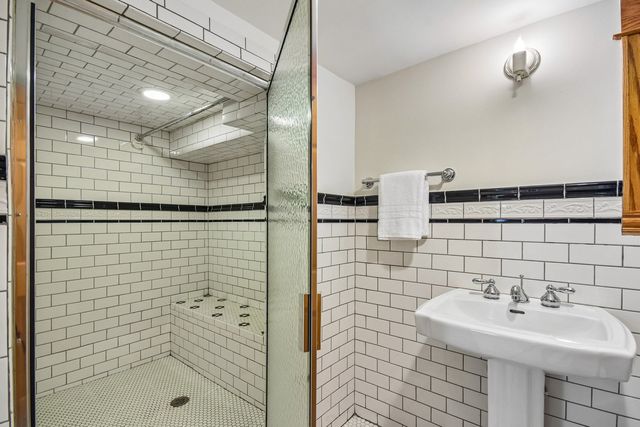 734 Gunderson Avenue, Oak Park, IL 60304